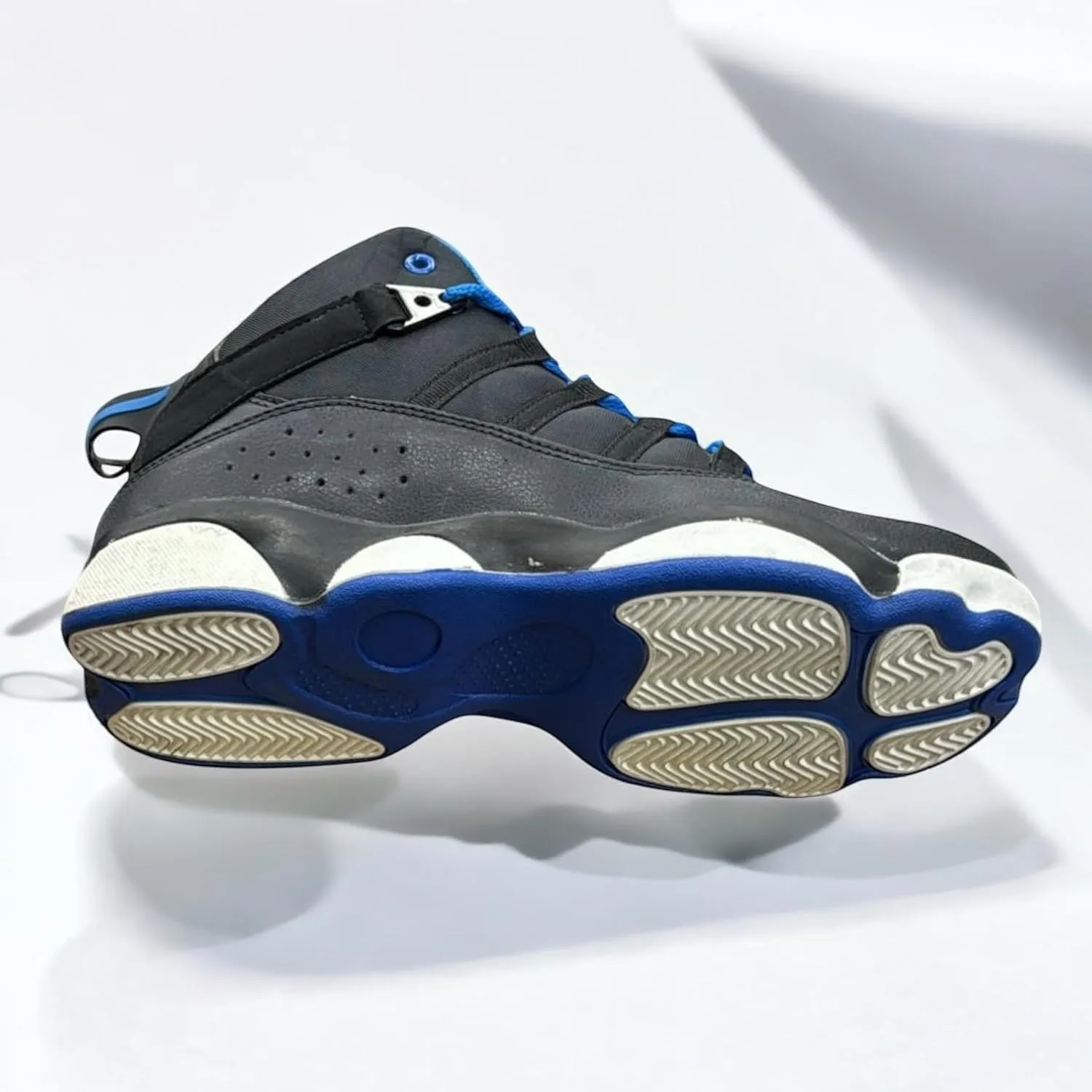 Men's High-Top Basketball Sneakers – Cushioned Support, Breathable Design, Non-Slip Athletic Shoes