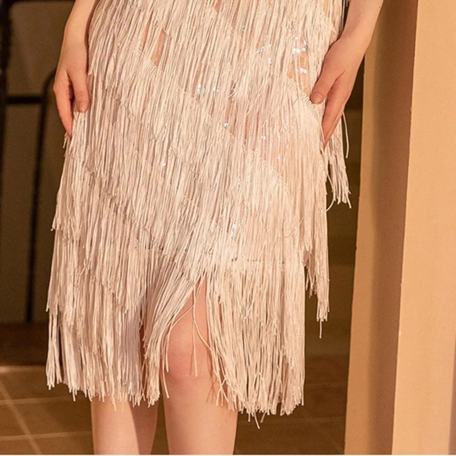 Oplxuo Cocktail Dresses for Women Sexy Deep V-Neck All-Over Fringe Spaghetti Straps Dress Sequins Feather Prom Party Dress